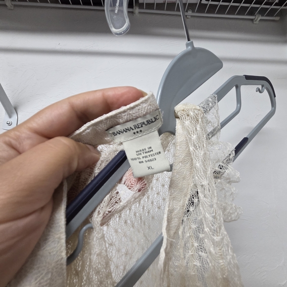 Vintage Banana Republic Cream Lace Sleeveless Blouse - Picture 3 of 3